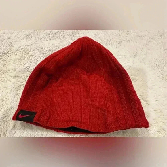 Nike Boys Hat Cold Weather Beanie Varsity Red Swoosh 8-20 - Picture 1 of 4